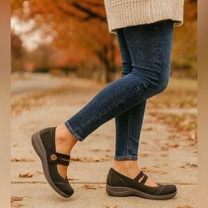 Aravon Women's Revshow Mary Jane Black Flats AAU01BK WIDE